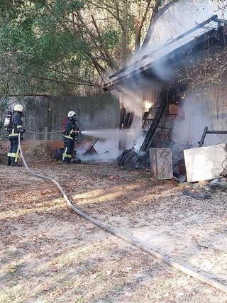 苑里華陶窯旁鐵皮倉庫火警  雜物燒盡無人受困
