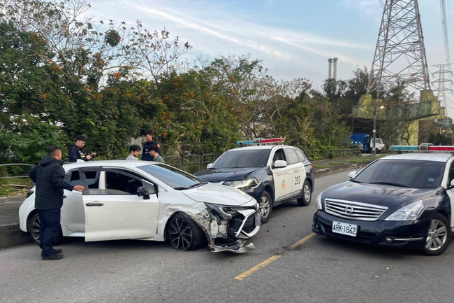 桃園通緝男拒捕開車衝撞逃逸  警網包夾破窗逮人 | 華視新聞