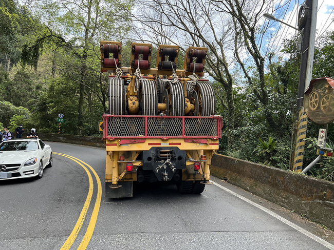 17歲少年騎機車北宜兜風  疑過彎打滑遭輾送醫不治 | 華視新聞