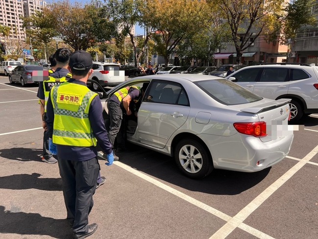 台中國光花市停車場8旬翁陳屍車內 警方調查 | 華視新聞