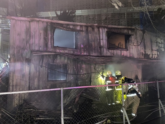 高雄玉竹商圈鐵皮屋疑堆回收物大火濃煙 1小時撲滅 | 華視新聞