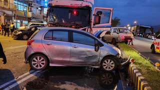 宜蘭冬山拖板車追撞10車釀16傷  疑撿手機肇禍