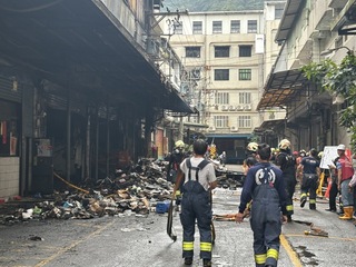 深坑火災難滅、煙多飄異味 消防員也頭暈想吐