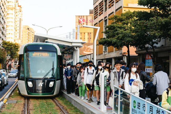 高雄輕軌試營運將結束  2/26起採里程收費 | 華視新聞