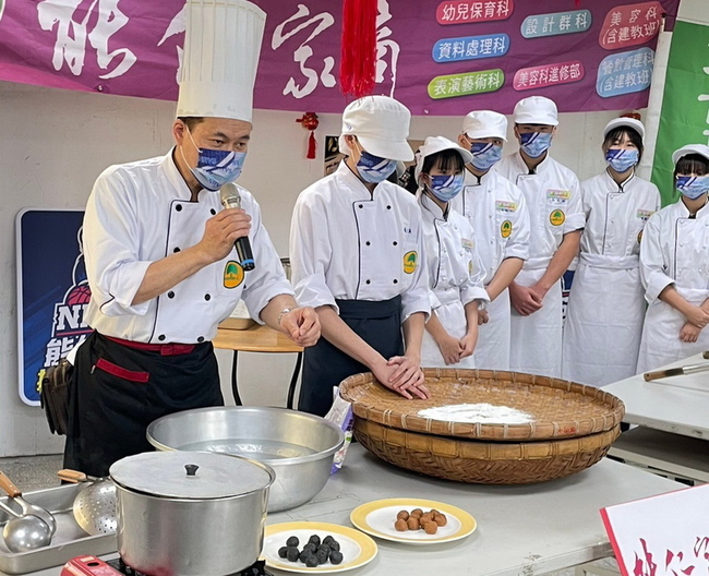 創世新店分院邀餐飲學校師生  滾元宵助弱勢 | 華視新聞