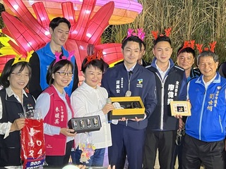 蔣萬安合體盧秀燕參觀燈會 強調只有合作沒有競爭