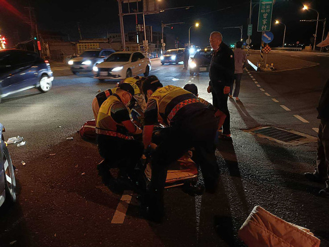 彰化3姊弟過馬路遭休旅車撞 姊妹搶救後恢復心跳 | 華視新聞