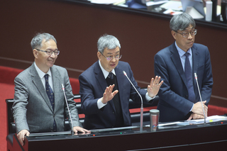 薛瑞元感冒備詢聲音沙啞 韓國瑜提醒喝口熱茶