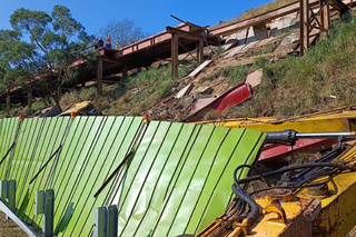國道3號關廟段挖土機邊坡翻覆  駕駛輕傷送醫