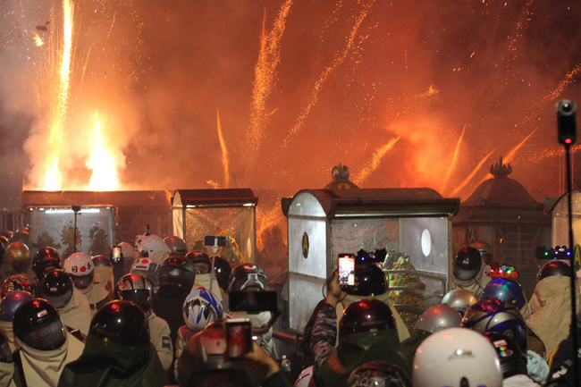 台南鹽水蜂炮夜間開炸 聲光震撼遊客驚艷 | 華視新聞