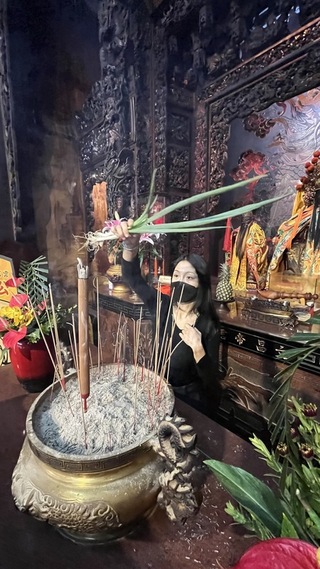 偷挽蔥嫁好尪  單身女子元宵持蔥祈願好姻緣