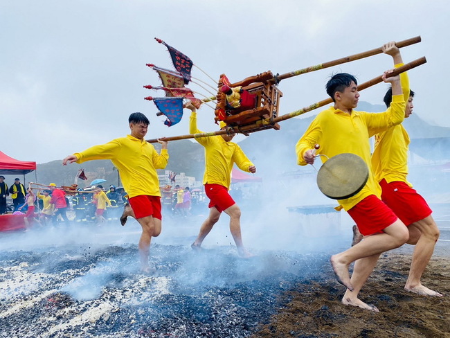 野柳元宵神明淨港 百人創意跳水祈福漁獲豐收 | 華視新聞