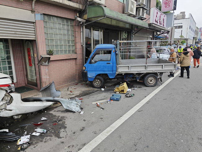 桃園男疑為撿東西釀追撞 小貨車駕駛不治、2輕傷 | 華視新聞