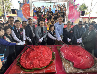 台中東勢新丁粄節登場  多國代表食粄讚好吃