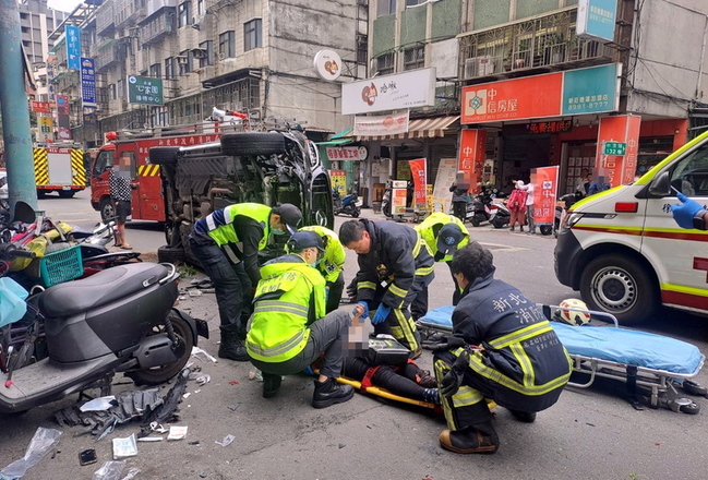 新莊轎車疑暴衝撞死60歲女外送員  9機車遭波及 | 華視新聞