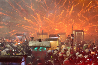 台南鹽水蜂炮最高潮 大型炮城接力施放狂炸