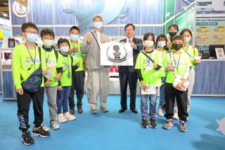 鄭文燦逛台北書展  迎綠島學童、買楊牧全集