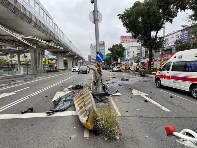 新莊休旅車追撞  廂型車8旬母與兒子挫傷送醫 | 華視新聞