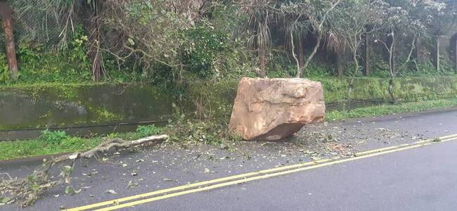 基隆湖海路邊坡砸落15噸巨石幸無人傷 單線雙向通行 | 華視新聞
