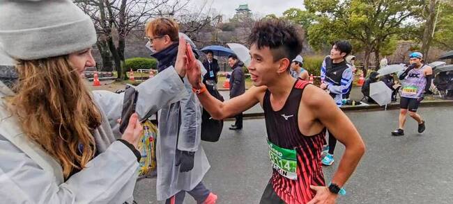 何幸航大阪馬初體驗  濕冷天氣感受民眾熱情 | 華視新聞