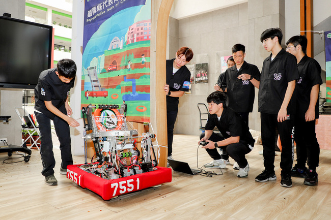 竹崎高中前進土耳其FRC機器人競賽 翁章梁授旗祝福 | 華視新聞