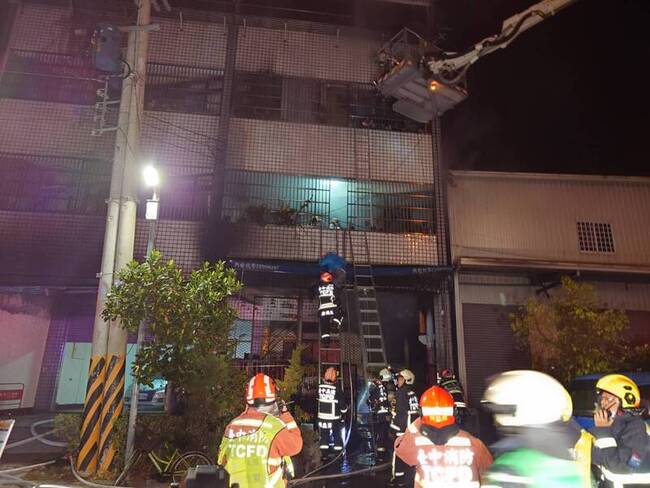 台中豐原民宅暗夜火警 7人受困獲救其中3人送醫 | 華視新聞