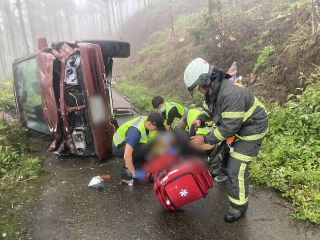 吉普車台東利嘉林道翻覆 巡山員不治 | 華視新聞