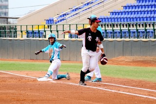 葉弘仁手指縫4針回歸 木棒聯賽4強跑出關鍵內野安