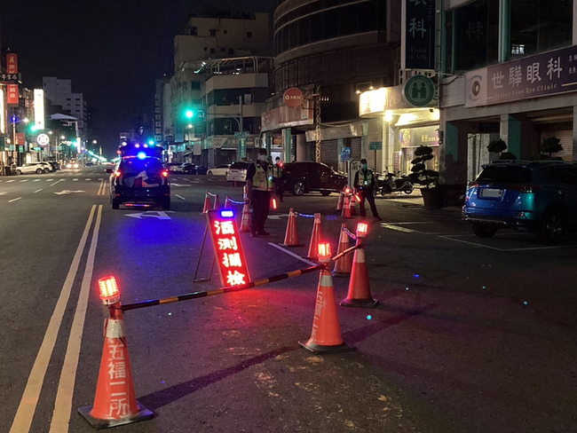 高市警228取締酒駕 小港男開車不穩巡邏警組逮正著 | 華視新聞