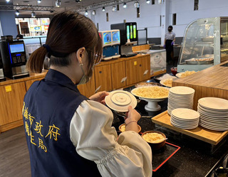 高雄某火鍋店遭爆「蟑螂蔥花」  衛生局令停業清消