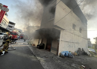 台南玉井2層樓透天厝起火 行動不便6旬男成焦屍