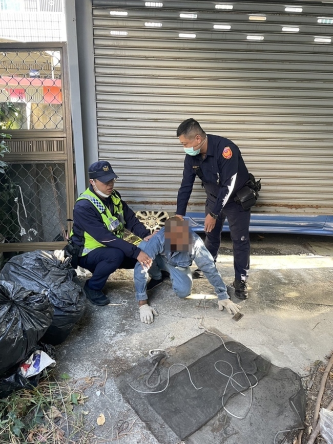 高雄男闖空屋拆鐵窗  落網辯稱順手撿東西 | 華視新聞