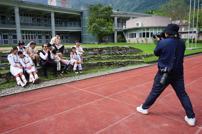 不一樣的畢業禮物  為花蓮偏鄉學子拍下校園回憶 | 華視新聞