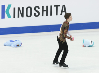 花式滑冰賽後扔娃娃喝采 百年慶祝傳統替賽事添趣