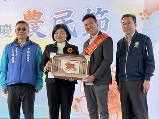 草莓農吳一庭克服困境 僅32歲獲雲林10大菁英農民