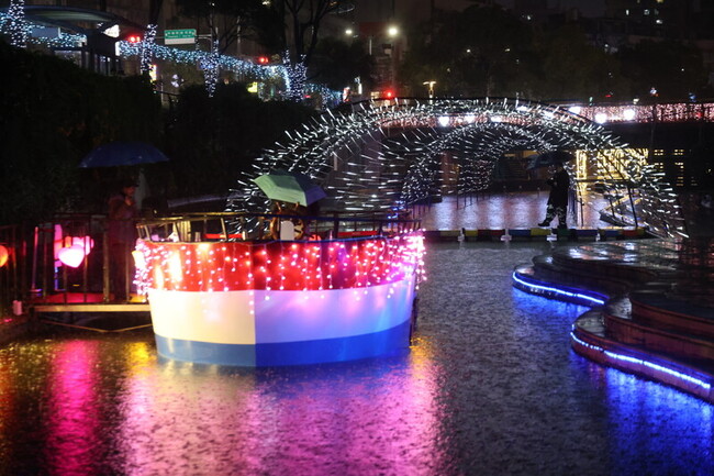 新北中港大排光雕展開幕 百萬盞LED燈浪漫夜空 | 華視新聞