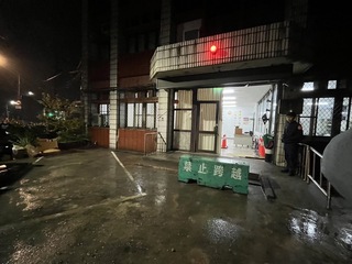 防再遭衝撞 基隆八堵分駐所前安置石墩護警