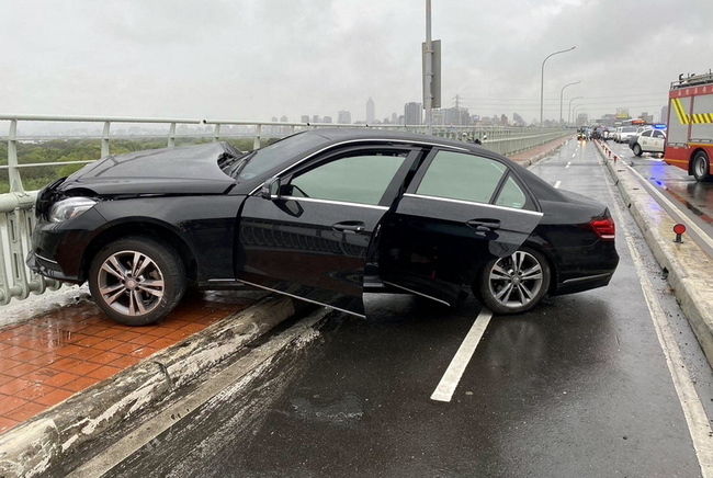 疑天雨路滑轎車擦撞前車 飛噴橫衝華江橋機車道 | 華視新聞