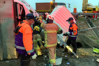 國道1號嘉義段半聯結車失控衝邊坡  2人重傷