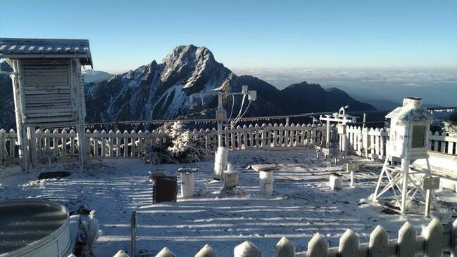 清晨強烈冷氣團影響氣溫偏低 玉山積雪1公分 | 華視新聞