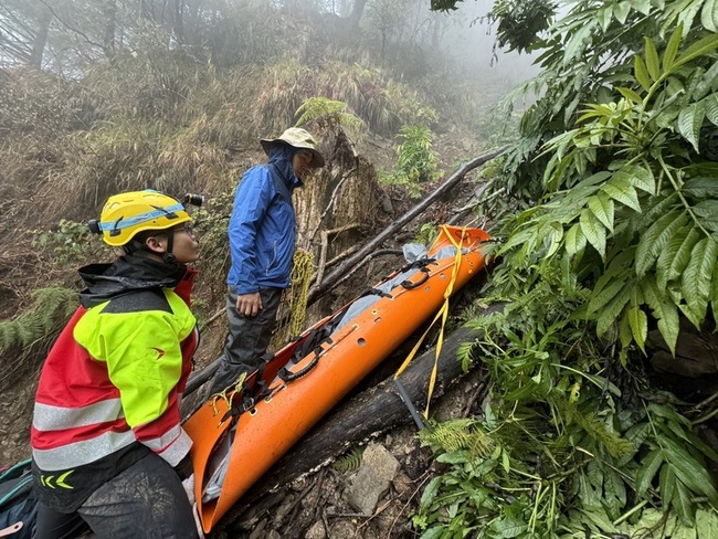 女山友墜崖魂斷阿里山白雪村 警消輪流背負助返家 | 華視新聞