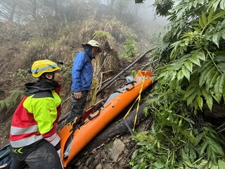 女山友墜崖魂斷阿里山白雪村 警消輪流背負助返家