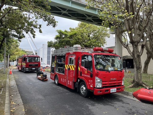 男子跌落北市迪化污水廠沉澱池 緊急抽污泥搜救中 | 華視新聞