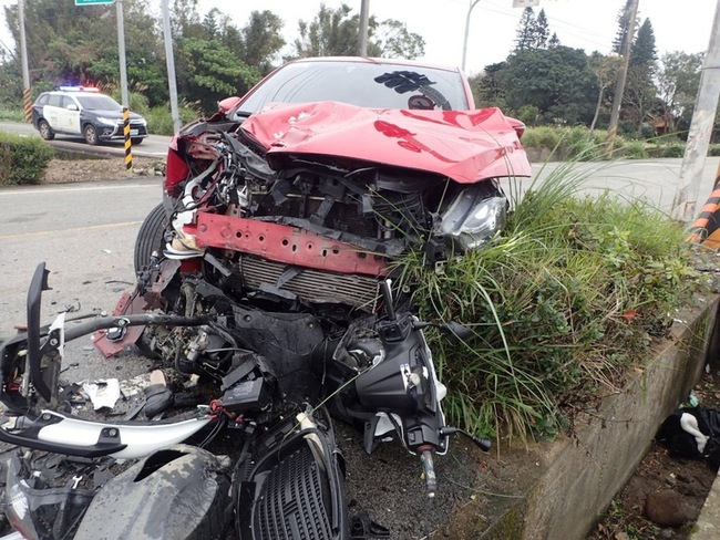 未成年男女騎車雙載與闖紅燈車碰撞 1死1傷 | 華視新聞