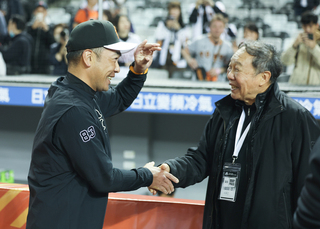 讀賣巨人來台交流 林華韋郭泰源與阿部慎之助打招呼