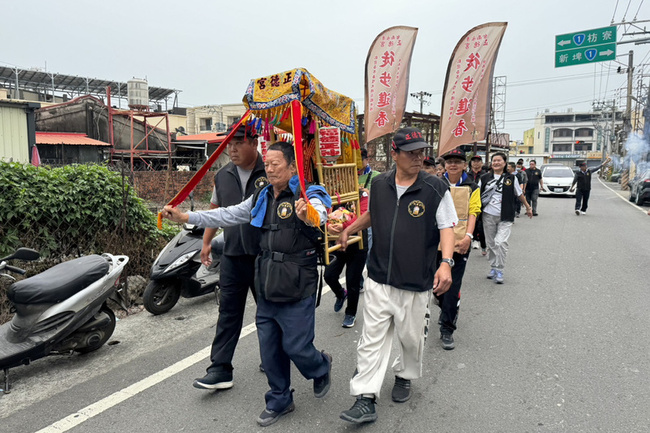 台南永康正德宮徒步進香 扛神尊3天抵車城福安宮 | 華視新聞