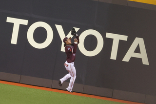 林政華全力追球美技雙殺  桃猿、巨人交流賽和局