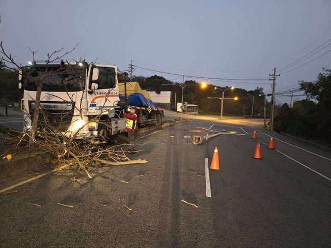 苗栗後龍台1線拖板車衝分隔島 燈桿路樹橫倒馬路 | 華視新聞