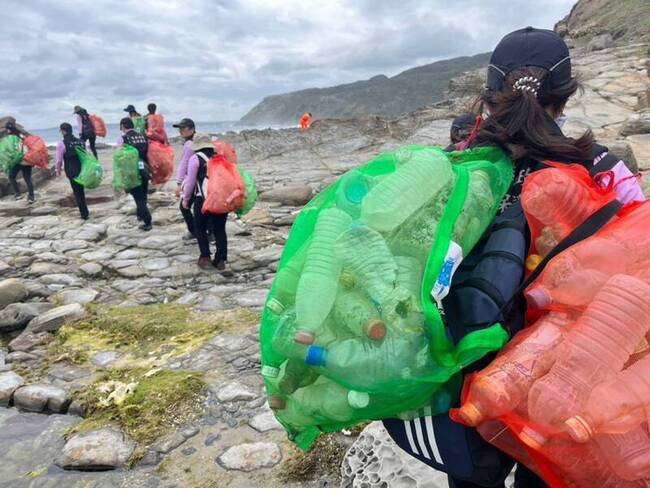 屏東環保局墾丁偏僻海岸淨灘 清出3100支寶特瓶 | 華視新聞