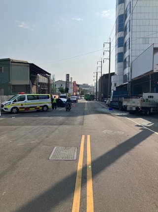 台中公車突失控 撞對向2車波及路旁8車無人傷